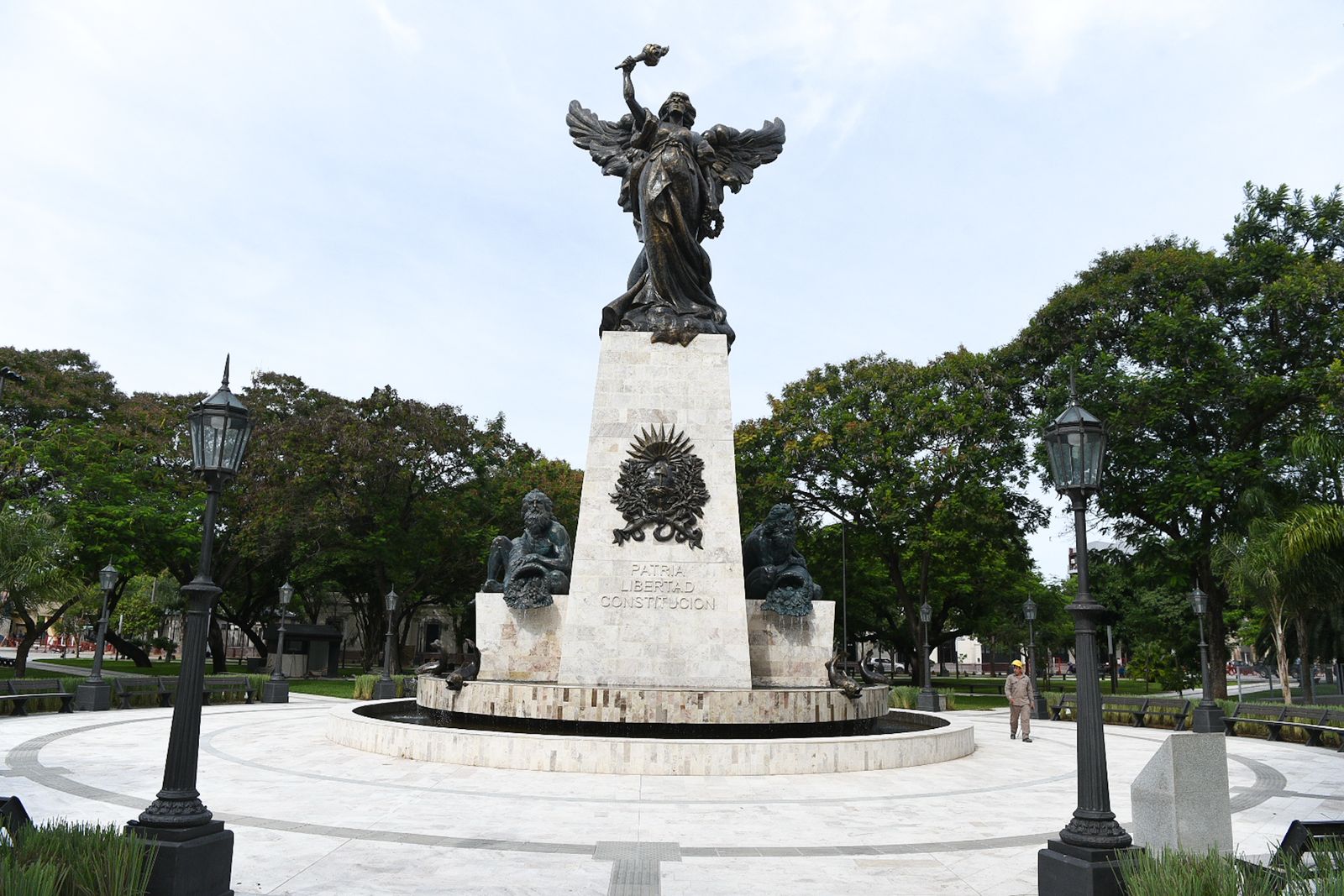 El Gobernador Valdés inauguró las obras de la Plaza Libertad 