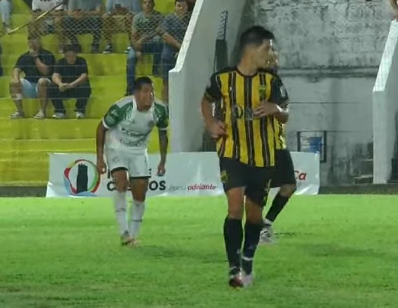 Mandiyú goleó a San Lorenzo de Monte Caseros y es semifinalista