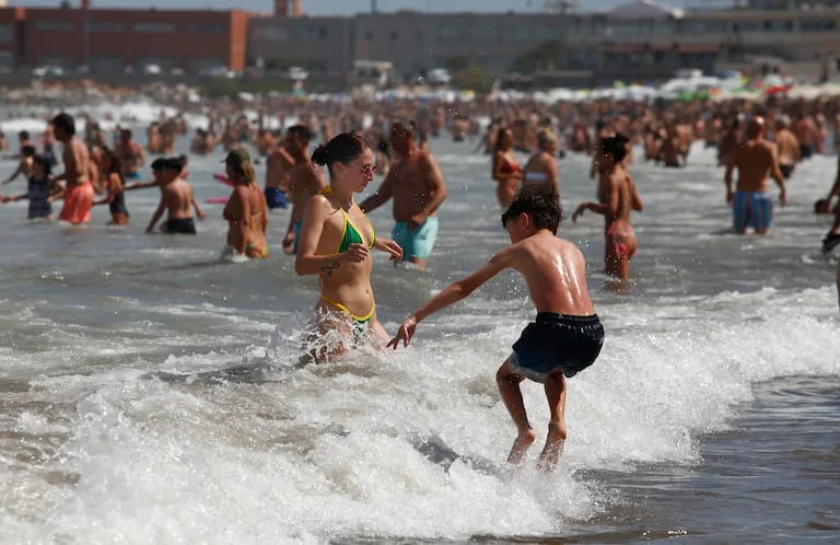 Ola gigante en Santa Clara del Mar y Mar del Plata: un muerto y al menos 35 heridos 