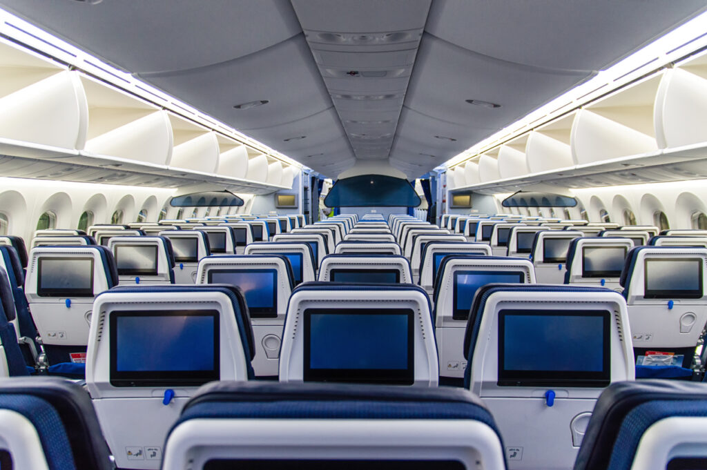 Aerolíneas Argentinas canceló 255 vuelos por el paro de la CGT: más de 31.000 pasajeros  afectados