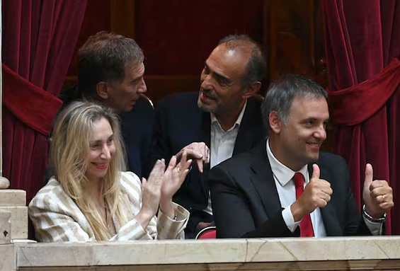 El oficialismo logró dictamen de la reforma laboral en el Senado y buscará aprobarla el viernes 