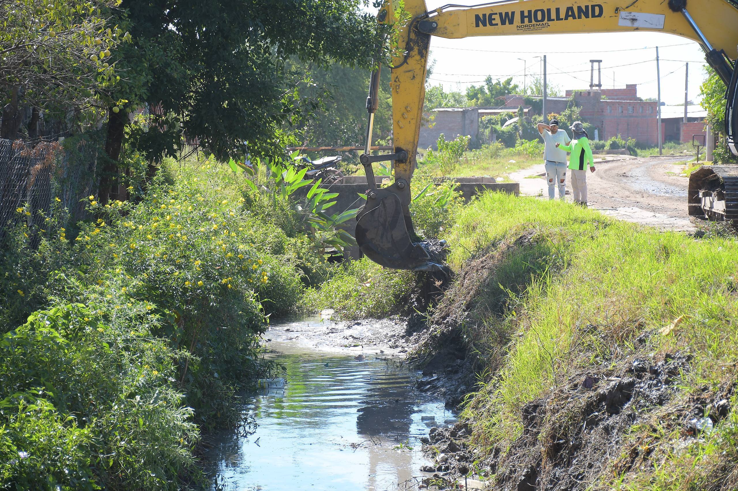 Avanza la limpieza del canal de La Olla para prevenir anegamientos 