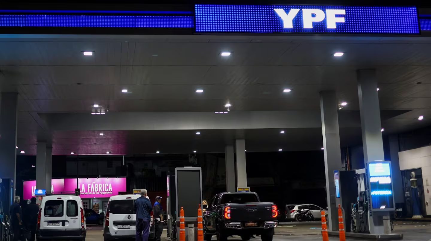 YPF descarta subas bruscas en combustibles pese al alza del petróleo