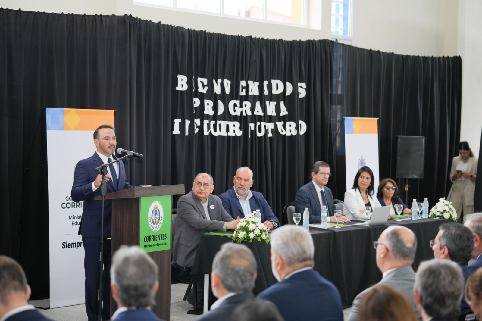 Valdés reafirmó el compromiso con el futuro y la educación en la inauguración la escuela Juan Domingo Perón