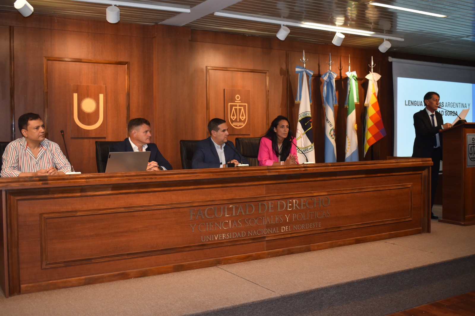 Inició el curso de lengua de señas