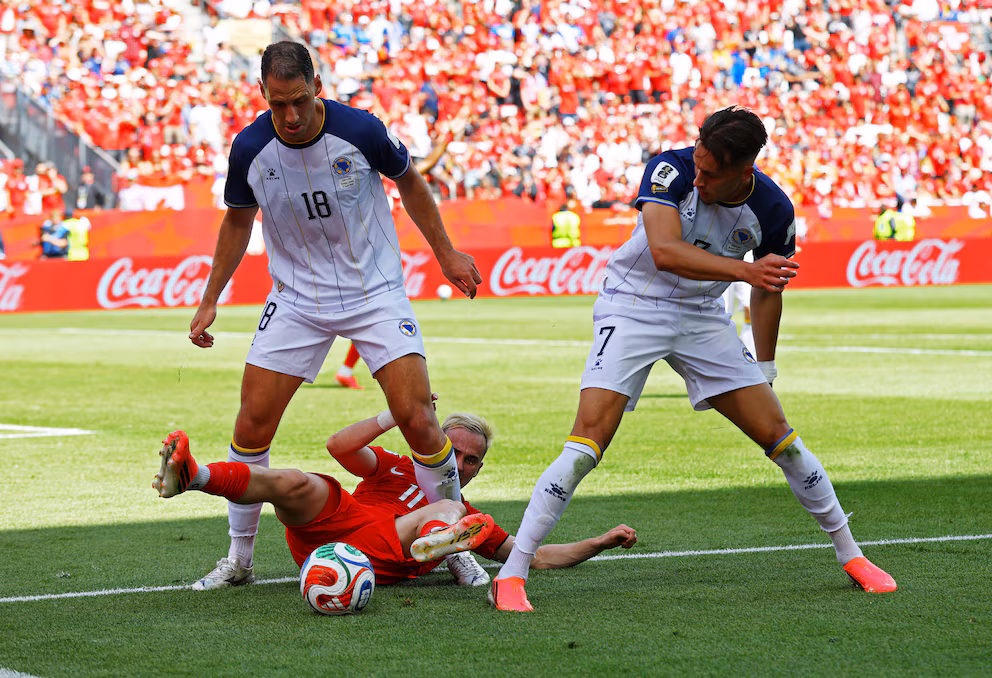 Canadá reaccionó a tiempo e igualó con Bosnia-Herzegovina en su debut mundialista