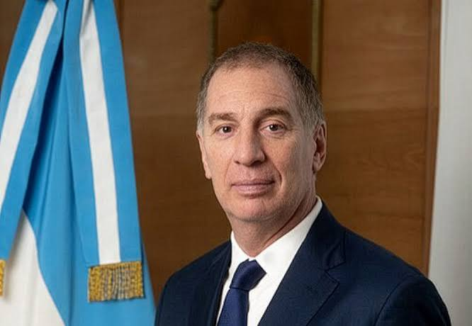 Milei le tomó juramento a Diego Santilli como nuevo jefe de Gabinete en una ceremonia con gobernadores y funcionarios 