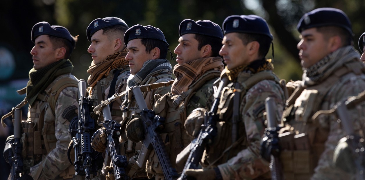 El Gobierno oficializó un bono extraordinario de $50.000 para militares y fuerzas federales