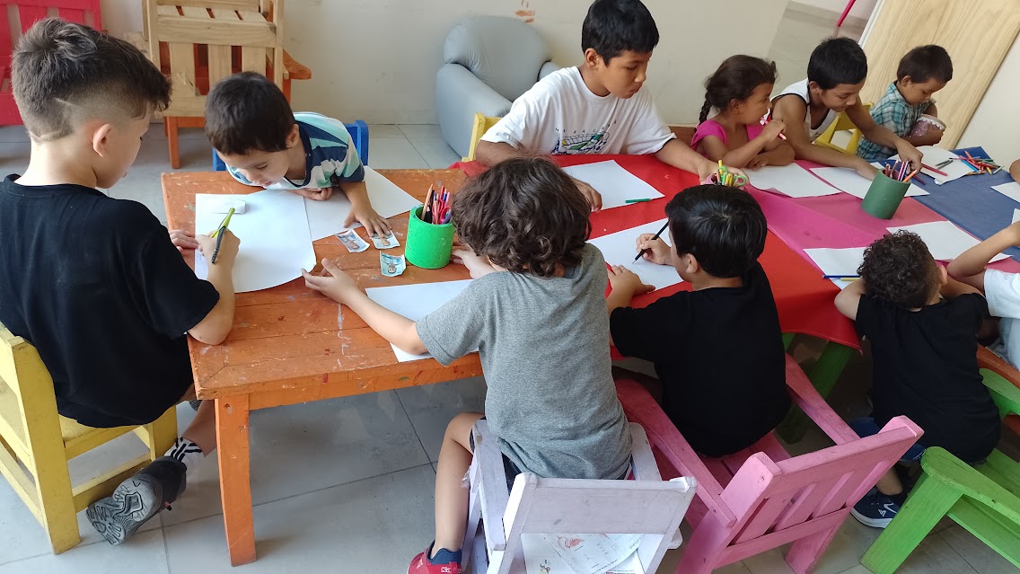 Un juguete, una golosina, una sonrisa: convocan a colaborar con una fiesta por el Dia del Niño.